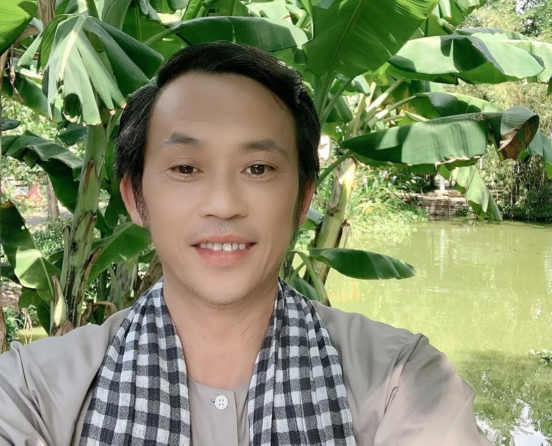 Cuối năm 2020, nghệ sĩ Hoài Linh kêu gọi ủng hộ đồng bào miền Trung khắc phục hậu quả bão lũ. Theo VOV, sau khi đóng tài khoản vào ngày 11/11/2020, Hoài Linh công bố nhận được hơn 13 tỷ đồng từ thiện. 6 tháng sau, nam nghệ sĩ chưa giải ngân tiền từ thiện khiến nhiều người thắc mắc. Ảnh: FB Hoài Linh.