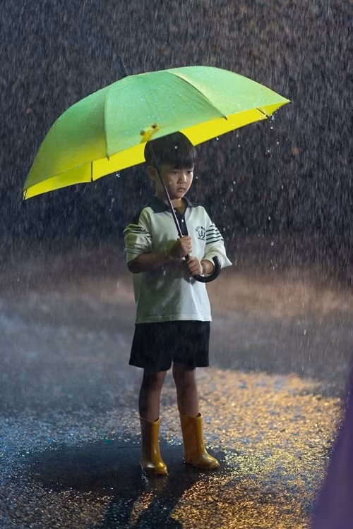 Gần đây, bé Polo còn đóng MV Đừng hỏi anh như thế của Đàm Vĩnh Hưng. Ảnh: FB Polo Huỳnh.