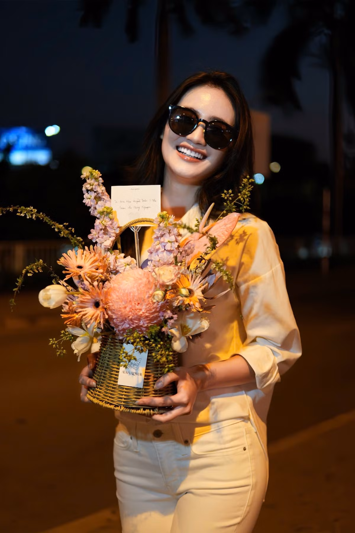 Trên trang cá nhân, doanh nhân Phạm Kim Dung đăng tải hình ảnh Hoa hậu Ý Nhi trở về Việt Nam từ Úc. Ảnh: FB Phạm Kim Dung.