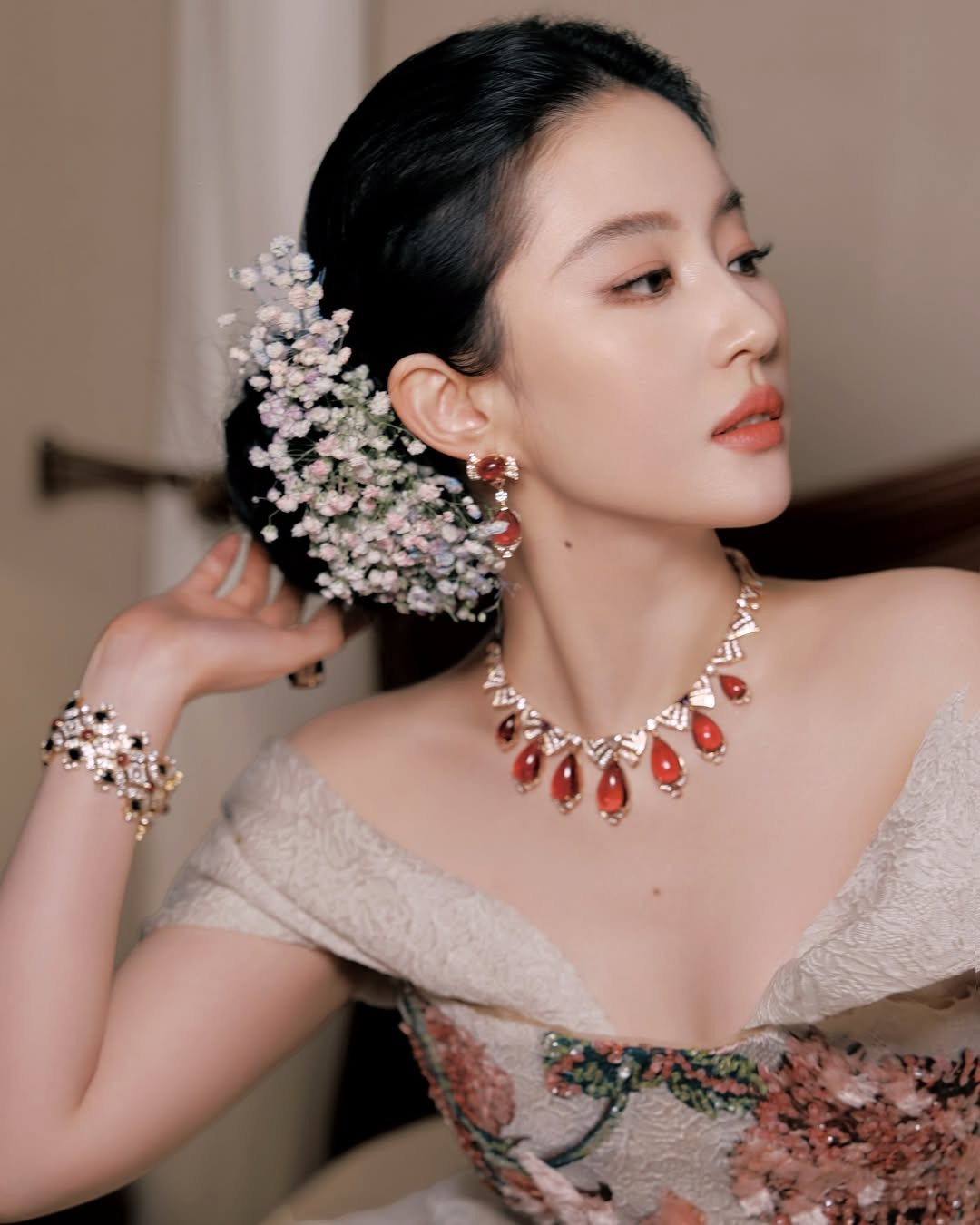 Ngoài đóng phim, cô còn đắt show tham gia sự kiện, đại diện thương hiệu của các hãng thời trang xa xỉ.