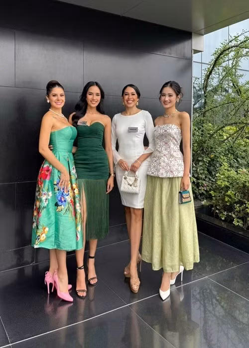 Trong ngày thứ 7 thi đấu, đại diện Việt Nam diện mẫu áo cúp ngực cùng chân váy xòe. Ý Nhi cho biết, cô được bạn cùng phòng - đại diện Thái Lan tặng chiếc túi xinh xắn, phù hợp với trang phục. Trước đó, Ý Nhi giúp mỹ nhân Thái Lan làm tóc, chụp ảnh. Ảnh: FB Ý Nhi.