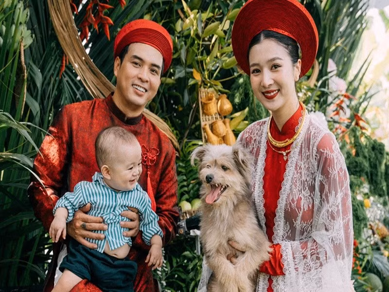 Hồ Quang Hiếu và Tuệ Như đăng ký kết hôn năm 2023. Tháng 1/2025, cặp đôi chào đón con trai gia nhập tổ ấm. Ít ngày trước, vợ chồng Hồ Quang Hiếu tổ chức lễ vu quy trước đám cưới vào ngày 19/9 tới đây. Ảnh: FB Hồ Quang Hiếu.