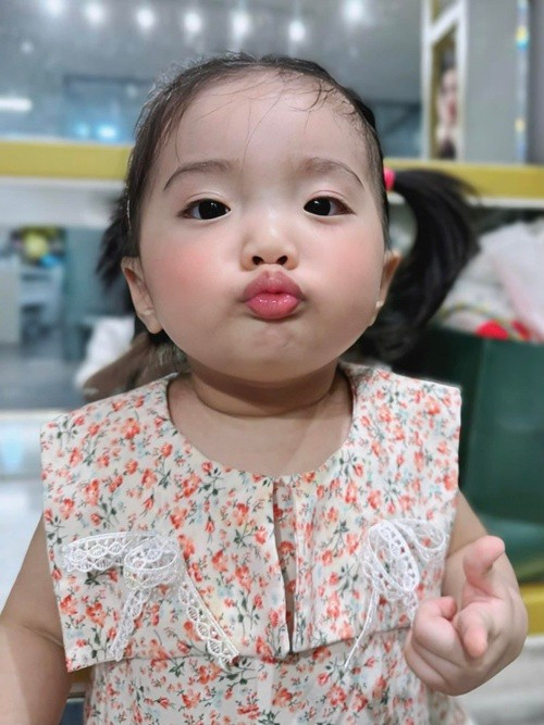 Mỗi lần công tác xa nhà, vợ chồng Khánh Thi đều nhớ các con nhỏ. Ảnh: FB Khánh Thi.