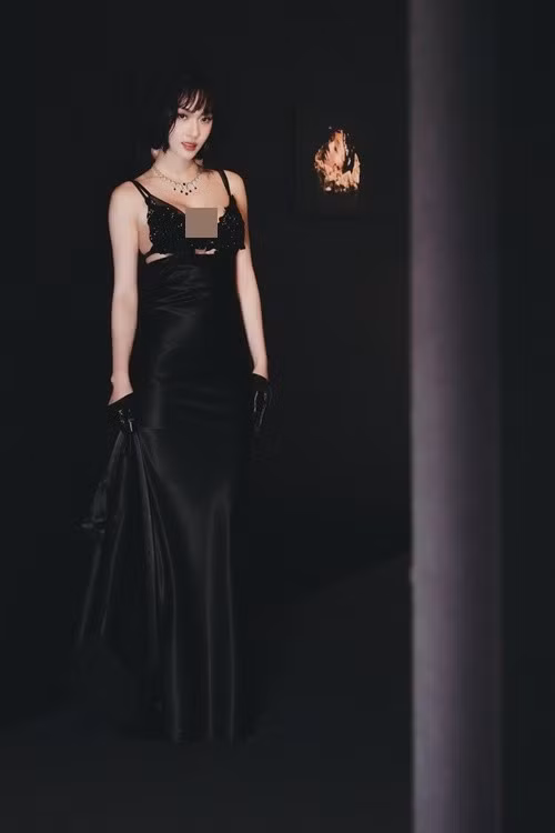 Tại một sự kiện, Vũ Thúy Quỳnh diện bộ đầm đen satin kết hợp găng tay dài mang hơi hướng cổ điển.