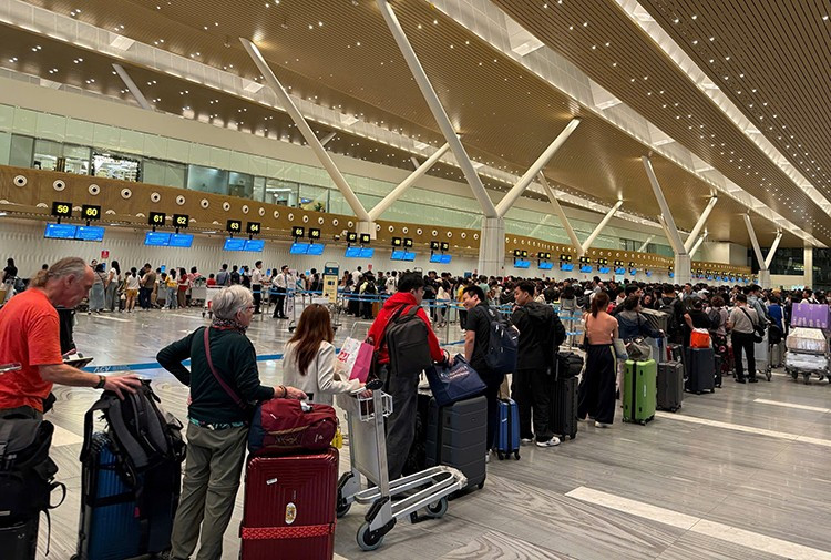 Hành khách xếp hàng làm thủ tục tại nhà ga T3.