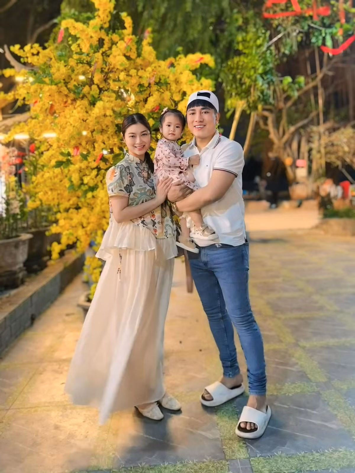 Thanh Trúc cho biết cô từng có ý định giữ kín hình ảnh chồng cho đến khi cả hai nắm tay nhau bước vào lễ đường. Sau lần công khai, cặp đôi cũng trải qua những phút giây căng thẳng khi nam ca sĩ liên tục hỏi về cảm xúc của vợ.