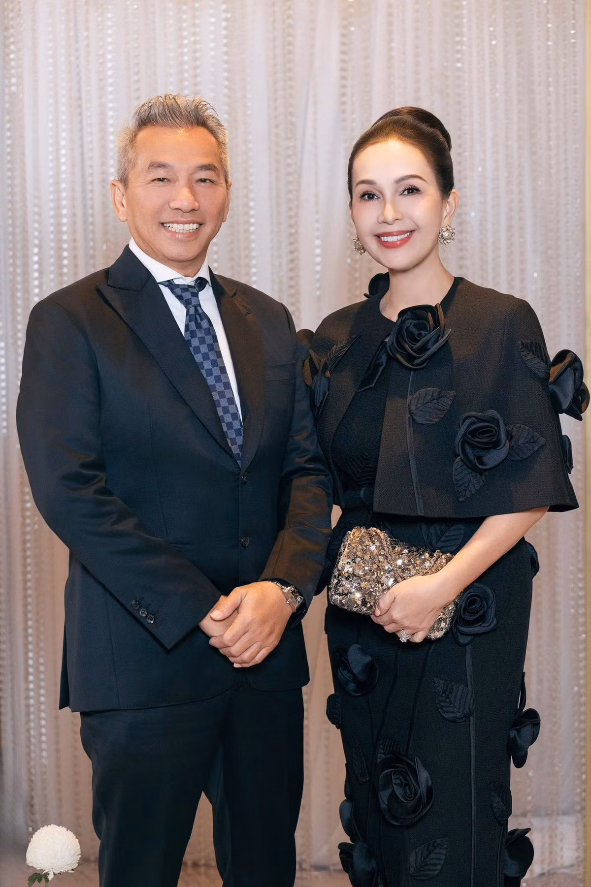 Theo Znews, doanh nhân Hà Tôn Đức là người kín tiếng, không thích xuất hiện ở nơi đông người. Tuy nhiên, vì chiều vợ, anh thường đưa Diễm My tham dự các sự kiện giải trí. Ảnh: FB Diễm My.