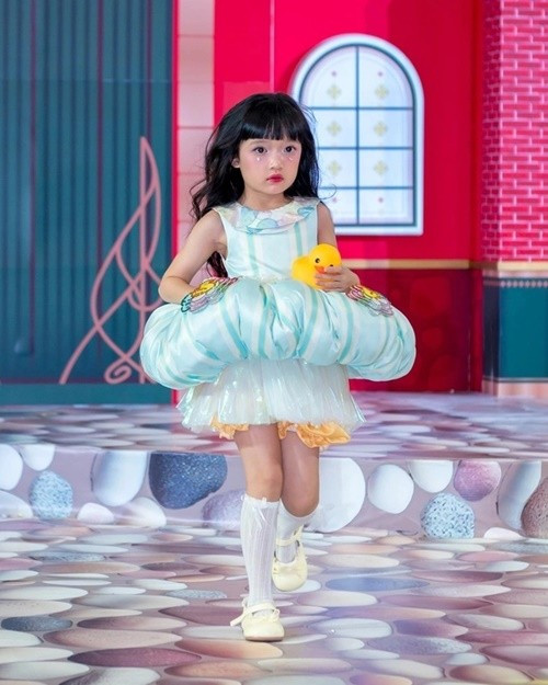 Trước đó, hình ảnh ái nữ nhà Trường Giang catwalk cũng thu hút sự quan tâm của nhiều khán giả. Không ít cư dân mạng cho rằng con gái Nhã Phương có tố chất của người mẫu. Ảnh: Người Đưa Tin.