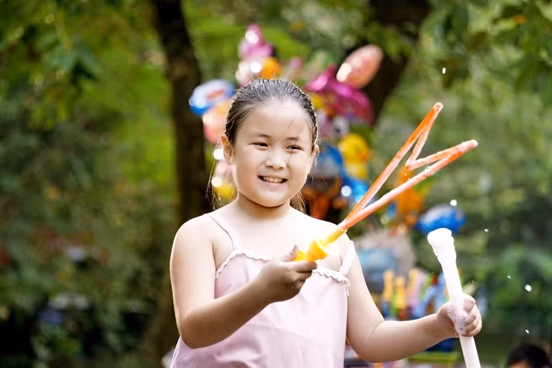 Ngân Chi còn đoạt giải Nữ diễn viên phụ xuất sắc trong Liên hoan phim Việt Nam lần thứ 22 với vai bé Bù Tọt trong Bố già, đóng cùng Trấn Thành. Ảnh: FB Ngân Chi.