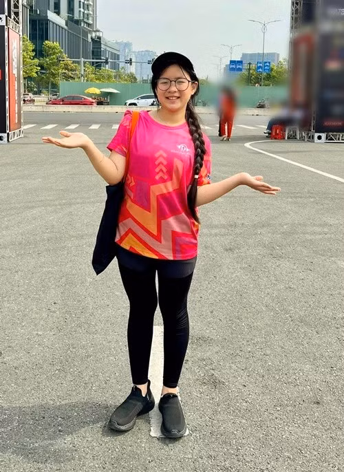 Ngân Chi tập nhiều môn thể thao như chạy bộ, pickleball để vóc dáng thon gọn. Ảnh: FB Ngân Chi.