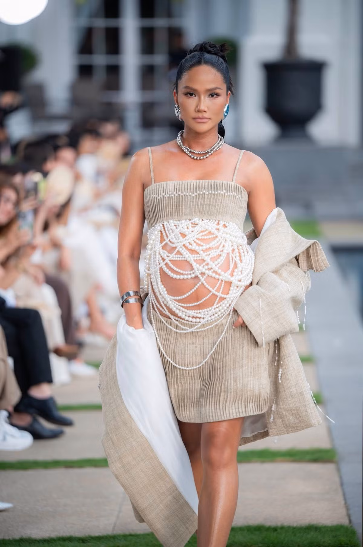 Người đẹp trình diễn thời trang dù bụng bầu vượt mặt.