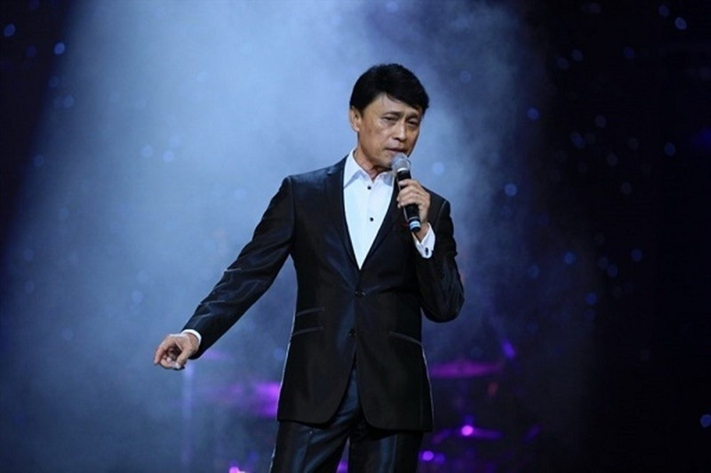 Về 3 người con gái, Tuấn Ngọc chia sẻ trên Vietnamnet, các con của ông đều cực kỳ có năng khiếu, yêu âm nhạc. Bản thân nam ca sĩ đàn hát cho các con từ ngày bé. Ảnh: Vietnamnet.