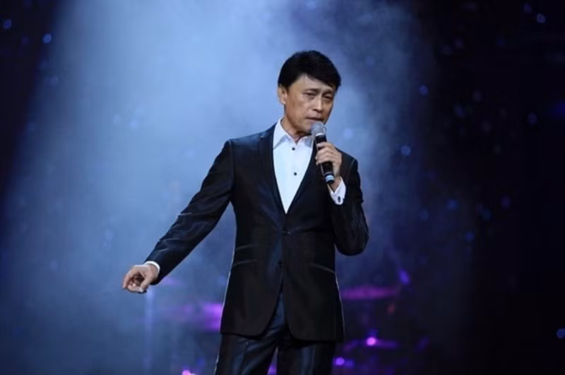 Về 3 người con gái, Tuấn Ngọc chia sẻ trên Vietnamnet, các con của ông đều cực kỳ có năng khiếu, yêu âm nhạc. Bản thân nam ca sĩ đàn hát cho các con từ ngày bé. Ảnh: Vietnamnet.