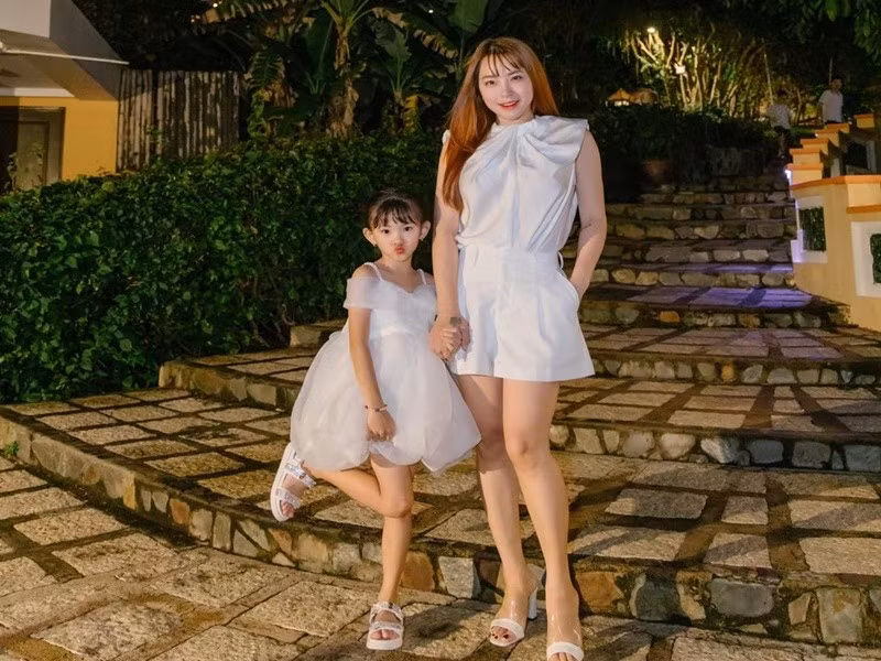 Con gái Hải Băng ăn mặc điệu đà. Hải Băng cho biết, bé Kem thích mặc váy công chúa. Ảnh: FB Hải Băng.