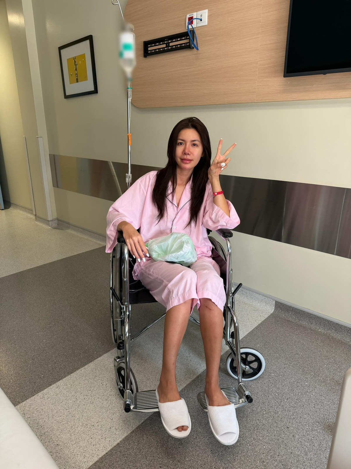 Trên trang cá nhân, siêu mẫu Minh Tú thực hiện clip nhìn lại năm 2025. Người đẹp cho biết, cô 6 tháng vào bệnh viện 4 lần, nợ ngân hàng 500 triệu đồng, chỉ nằm ở nhà, không có show.