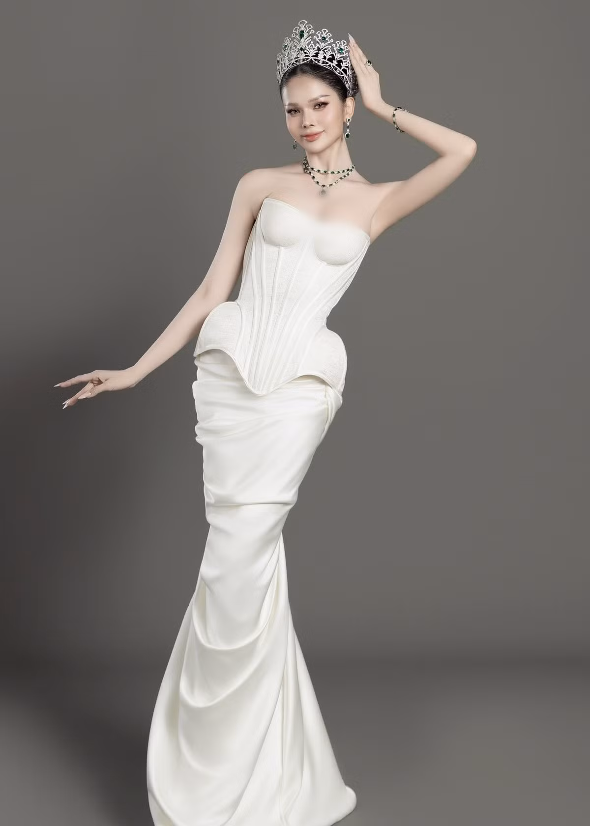 Nàng hậu diện váy cúp ngực khoe vòng một căng đầy. Ảnh: FB Tâm Như.