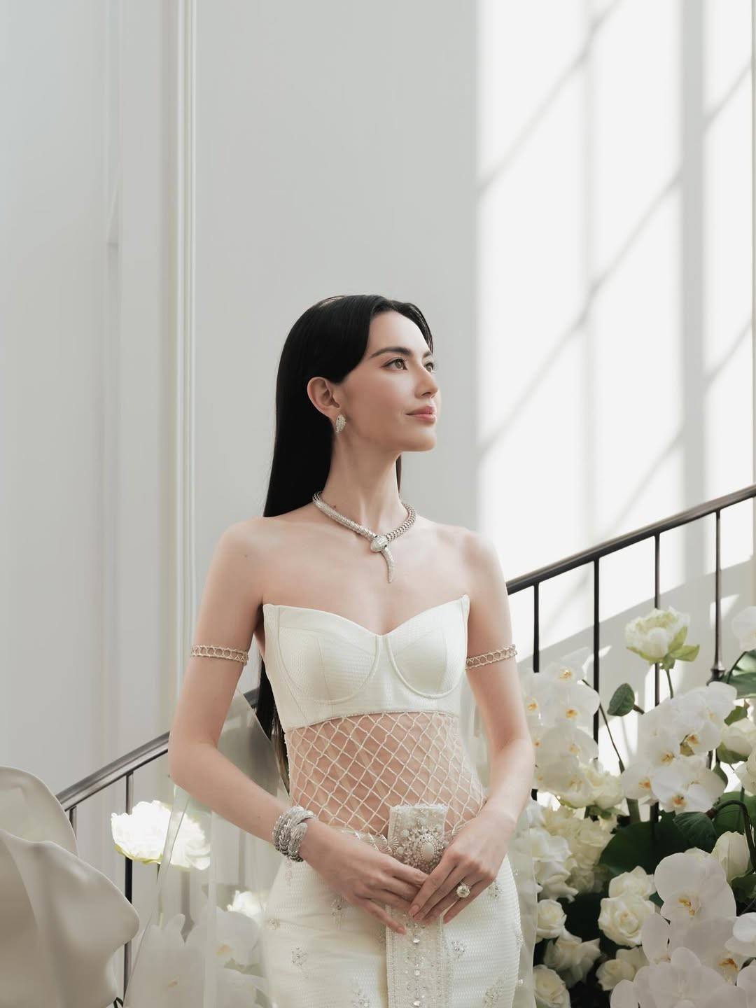 Mai Davika đeo trang sức kim cương trong hôn lễ. Ảnh: Instagram Mai Davika.