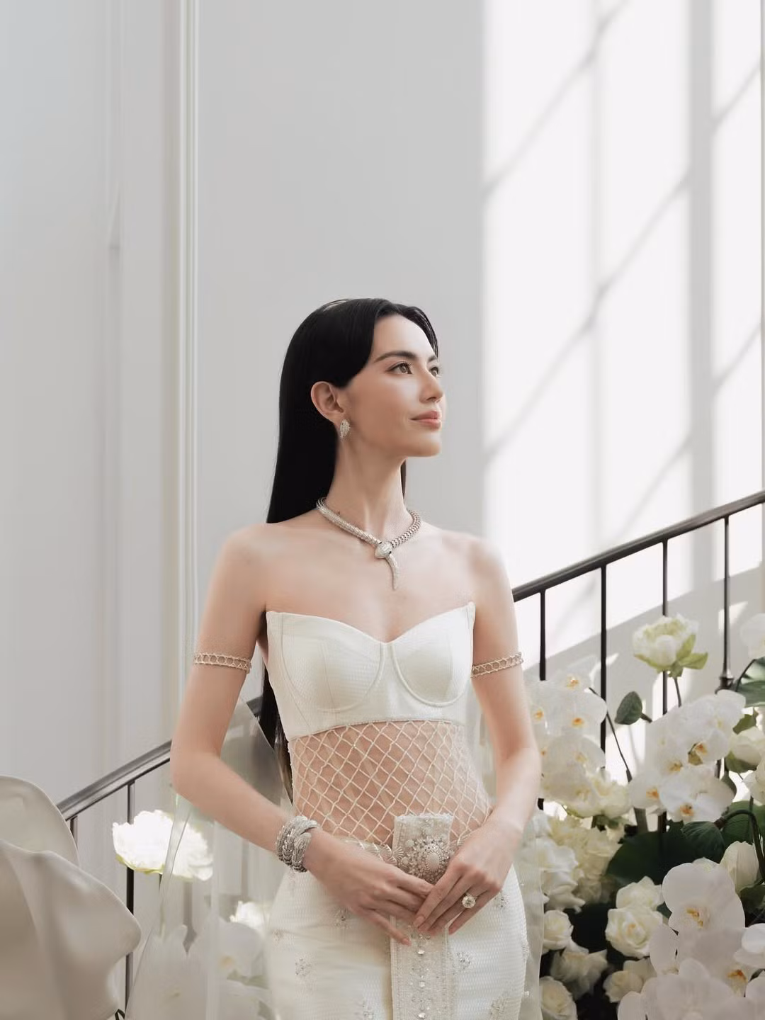 Mai Davika đeo trang sức kim cương trong hôn lễ. Ảnh: Instagram Mai Davika.