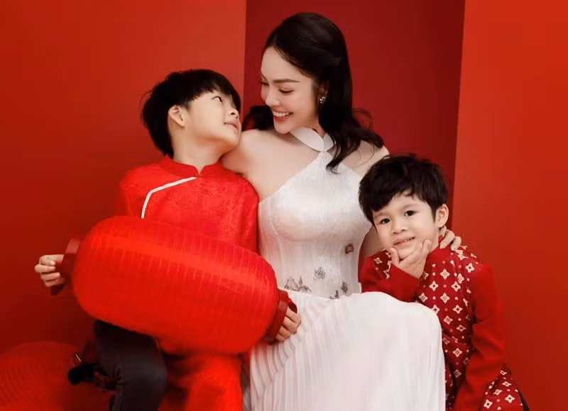 Nữ diễn viên dành toàn bộ thời gian rảnh rỗi để chơi đùa, chăm sóc các con. Ảnh: FB Dương Cẩm Lynh.