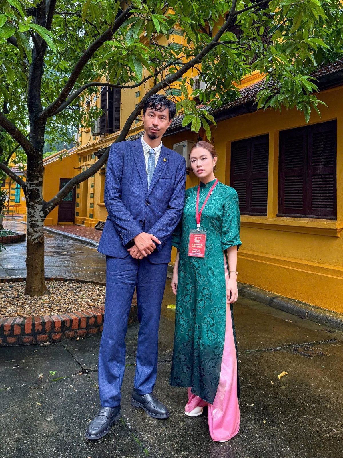 Theo Tiền Phong, mới đây, các đại biểu khối Văn hóa - Thể thao, trong đó có Hoàng Thùy Linh và Đen Vâu, đã tham gia chương trình viếng Lăng Chủ tịch Hồ Chí Minh và dâng hương tưởng niệm tại Nhà 67. Ảnh: FB Hoàng Thùy Linh.