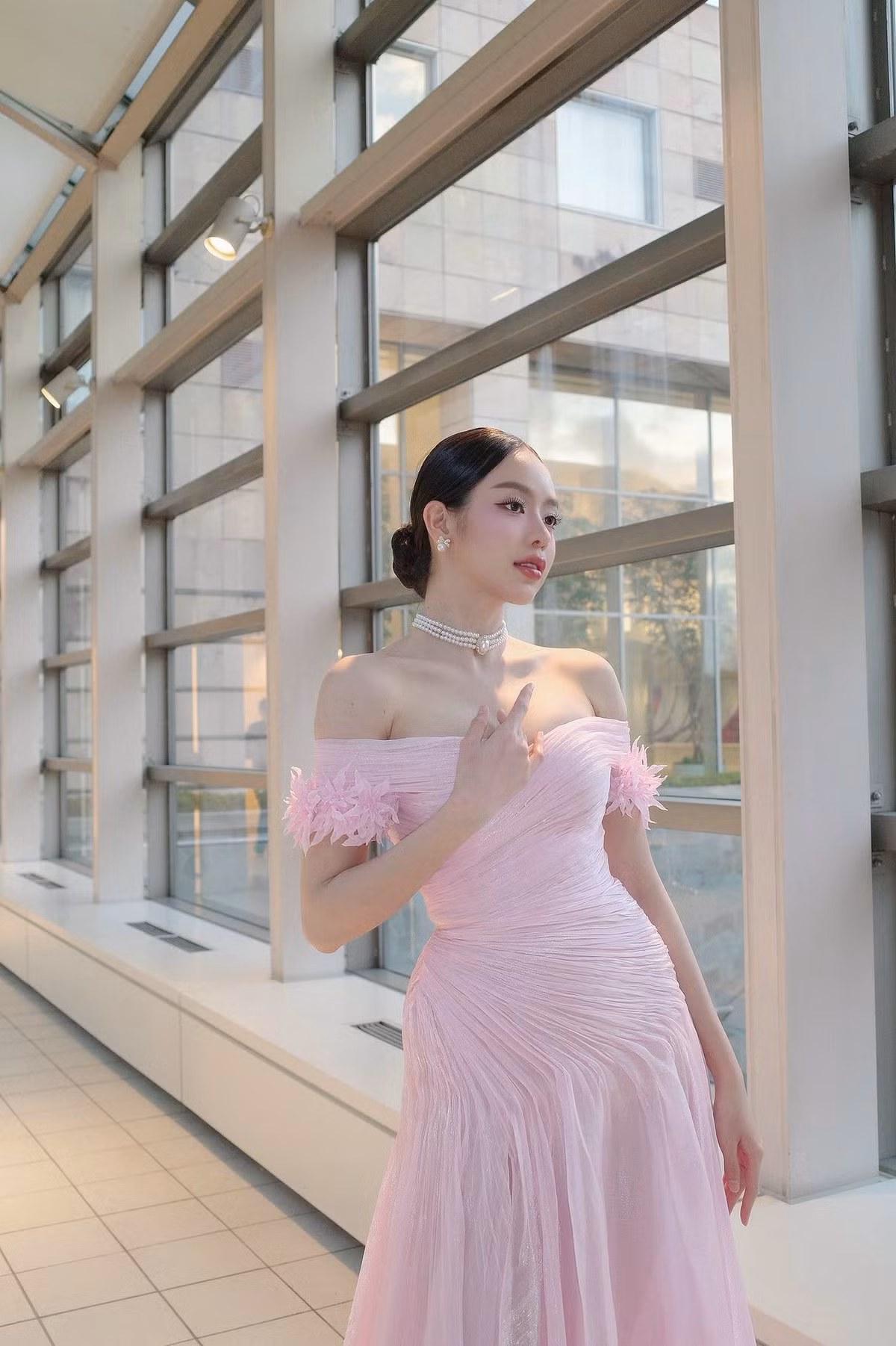 Mỹ nhân Việt gợi cảm, ngọt ngào với thiết kế cúp ngực trễ vai, có chi tiết xếp ly tinh tế thân váy. Ảnh: FB Thanh Thủy.