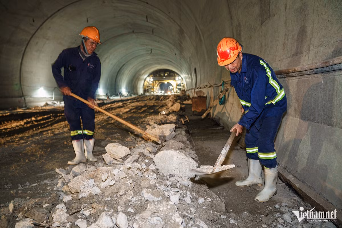 “Thi công ban đêm rất mát mẻ, nhưng tầm nhìn hạn chế và dễ chủ quan nhất, chỉ cần sai lệch kỹ thuật một chút là ảnh hưởng cả đoạn”, anh nói.