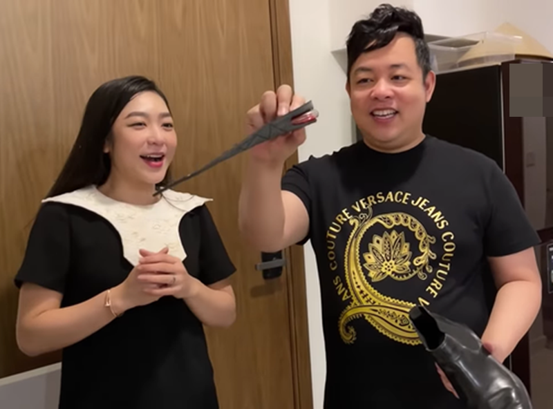 Năm 2021, Quang Lê tiết lộ, anh sử dụng những đôi giày cao gót đặc biệt kèm lót độn khi bước ra sân khấu biểu diễn. Ảnh: Dân Việt.