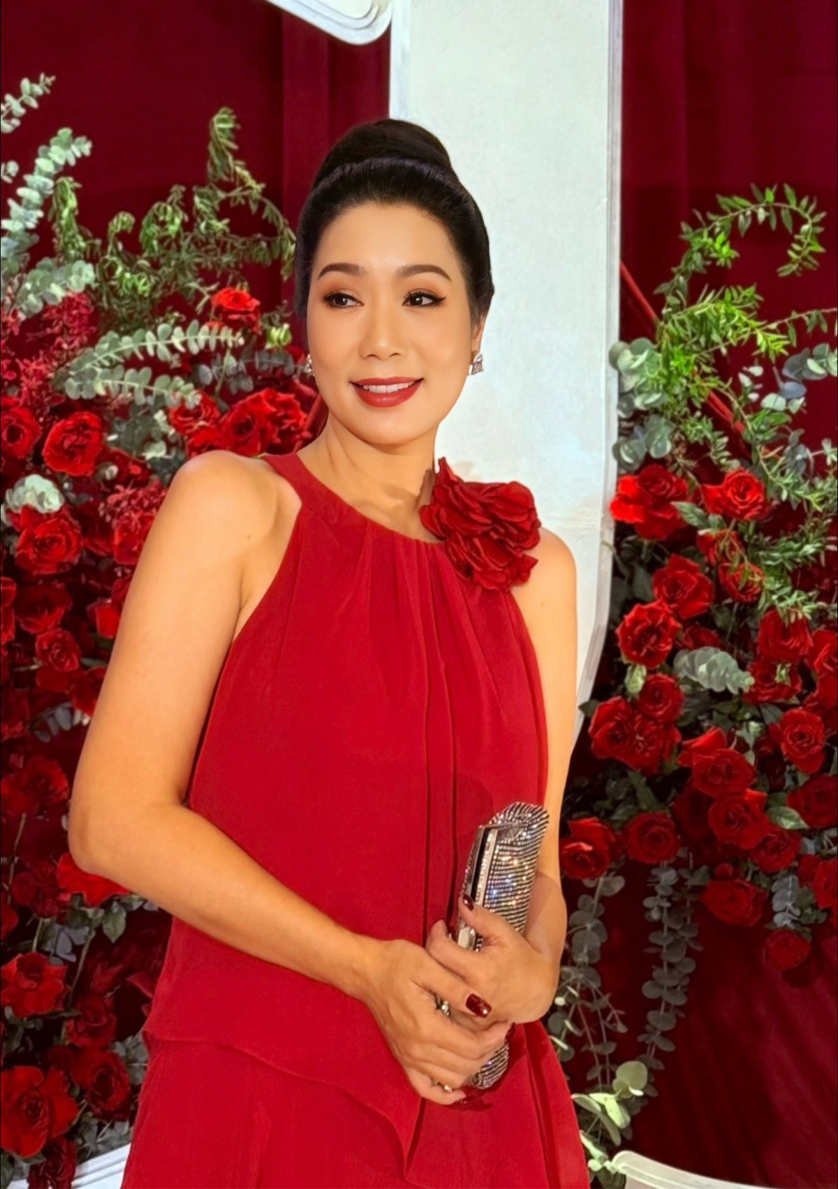 Trịnh Kim Chi vẫn giữ được vẻ trẻ trung và thần thái rạng rỡ ở tuổi 54.