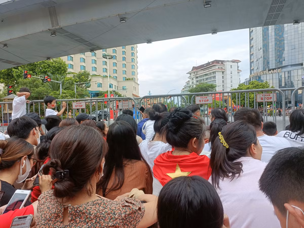 Người dân trật tự ngồi chờ nhiều giờ để chờ đoàn diễu binh đi qua.