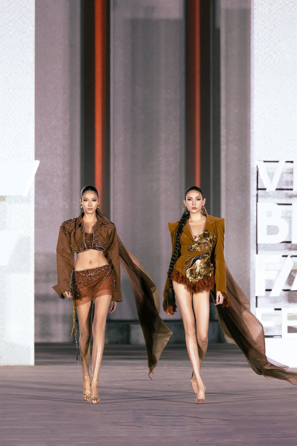 Hoàng Thùy còn chia sẻ, điều cô trân trọng nhất ở đàn chị là sự hòa đồng nhưng không đánh mất quyền lực, sự mềm mại song hành cùng bản lĩnh và cá tính mạnh mẽ, những yếu tố làm nên dấu ấn không thể trộn lẫn của Võ Hoàng Yến. Ảnh: FB Võ Hoàng Yến.