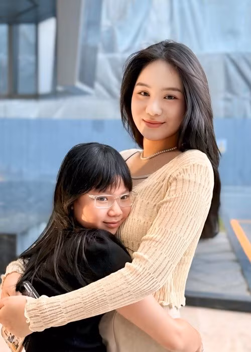 Khánh Ngân sở hữu nhan sắc xinh đẹp, đam mê kinh doanh. Hiện tại, Khánh Ngân theo học ngành quản lý hàng không tại trường đại học RMIT. Ảnh: FB Trịnh Kim Chi.