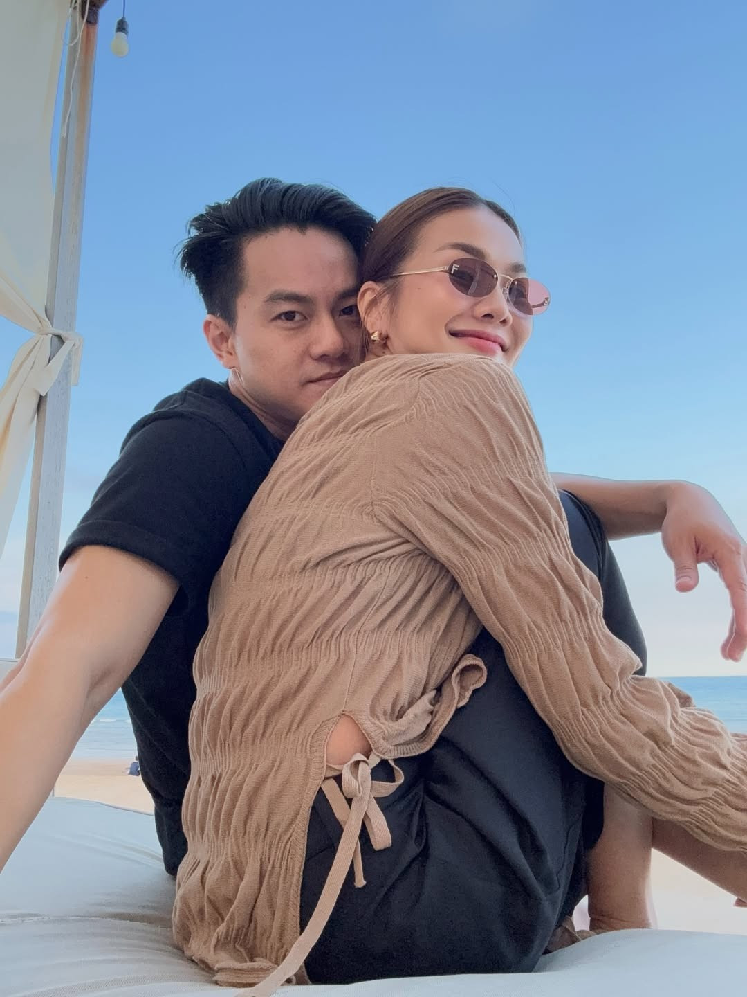 Đôi vợ chồng son tình tứ trong một chuyến du lịch biển vào tháng 9/2025.
