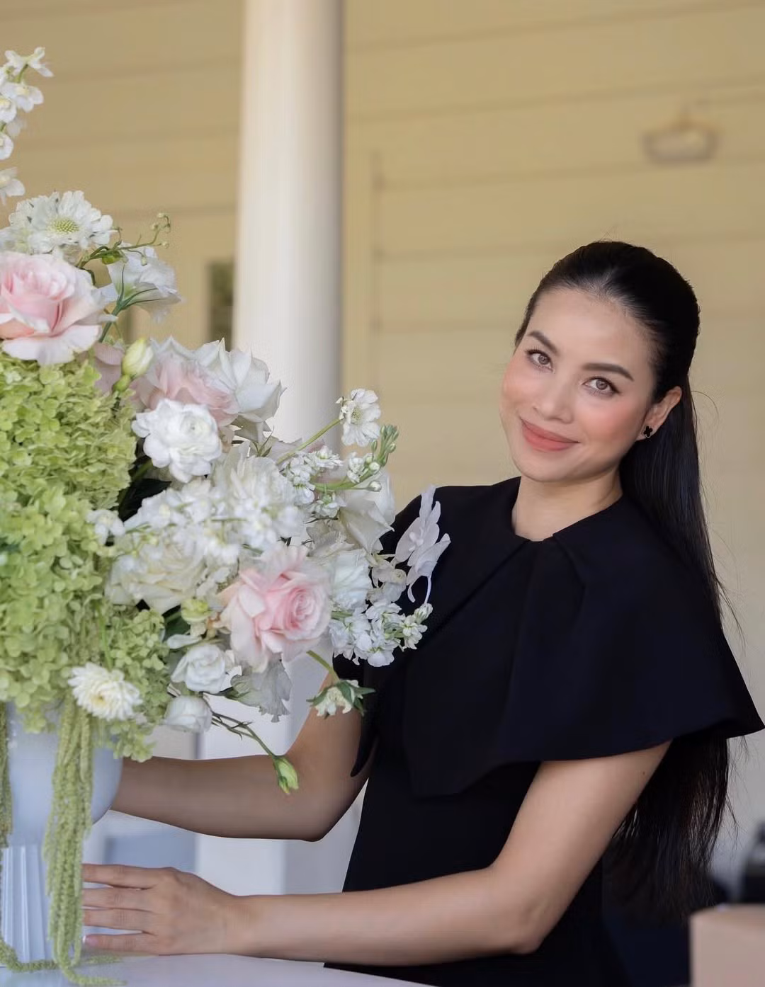 Cũng sang Mỹ định cư, Hoa hậu Phạm Hương lại sống như bà hoàng ngay từ những ngày đầu ở xứ cờ hoa. Nàng hậu cùng hai con trai sống tại một căn biệt thự. Đầu năm 2023, Hoa hậu Phạm Hương mở tiệm hoa tươi. Ảnh: Instagram Phạm Hương.