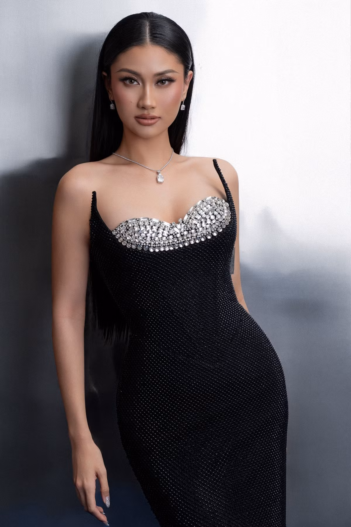 Đại diện Việt Nam quyến rũ, thanh lịch với đầm đen khi dự tiệc tối thuộc khuôn khổ cuộc thi.