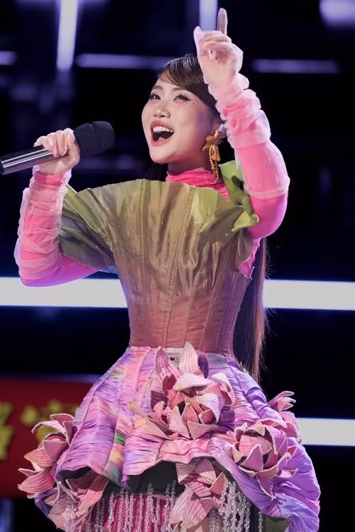 Theo Sài Gòn Giải Phóng Online, bản phối Bóng phù hoa trình diễn tại Sing! Asia 2025 dưới sự cố vấn của DTAP đã được nâng tông ở đoạn cao trào, không chỉ đẩy mạnh hiệu ứng cảm xúc so với bản gốc mà còn tạo điều kiện để Phương Mỹ Chi phô diễn trọn vẹn kỹ thuật thanh nhạc và khả năng làm chủ sân khấu. Ảnh: FB DTAP.