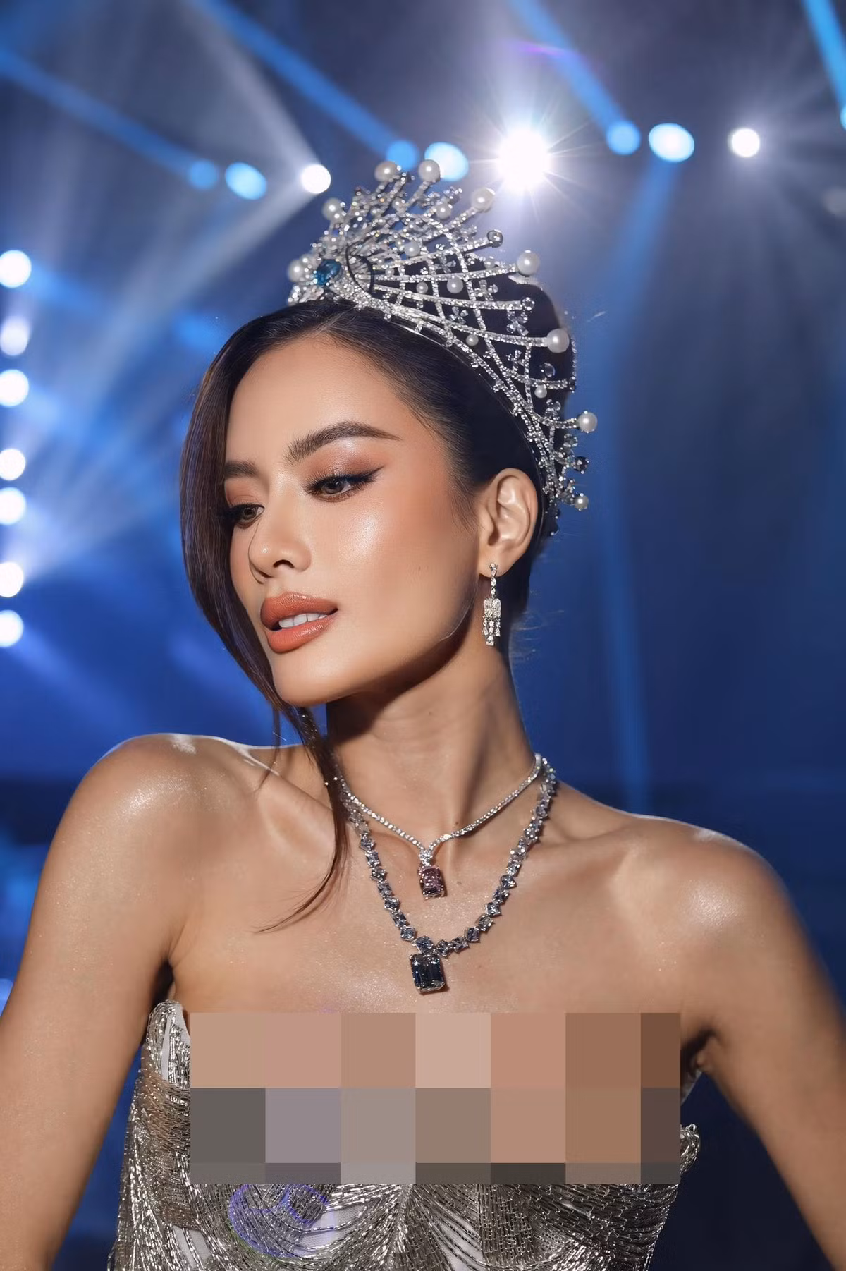 Nàng hậu chia sẻ trên Harper’s Bazaar Vietnam, cô hứa với bản thân rằng đối xử với mình dịu dàng hơn. "Không ép mình phải gồng lên, không cố trở thành người làm hài lòng tất cả, Vân đang học cách lắng nghe cơ thể và cảm xúc để nhận ra điều gì thật sự nuôi dưỡng hạnh phúc, điều gì khiến mình kiệt sức, để từ đó lựa chọn một cách trọn vẹn hơn", cô nói.