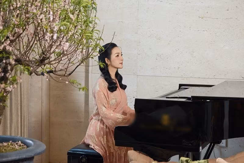 Theo Gia đình &amp; Xã hội, cô chính thức trở thành học sinh của nhạc viện từ năm 6 tuổi và theo đuổi bộ môn piano đến năm 22 tuổi.