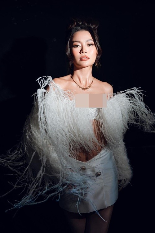 Khi nhỏ, Mâu Thủy là cô nhóc quê mùa, đen nhẻm. Từ khi bước chân vào làng giải trí, nữ người mẫu đã lột xác ngoạn mục thành mỹ nhân da nâu gợi cảm. Ảnh: FB Mâu Thủy.