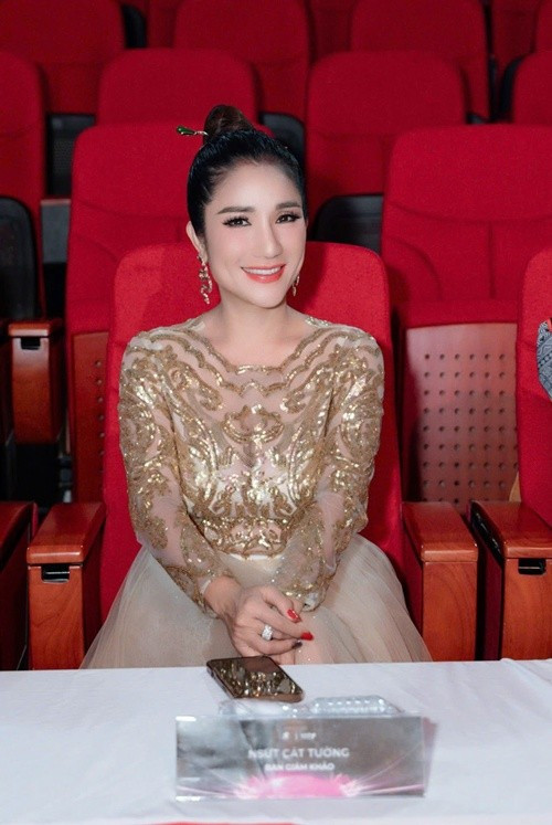 Trên trang cá nhân, khi đăng tải hình ảnh mới của bản thân, MC Cát Tường bị một cư dân mạng chê hết thời. Ảnh: FB Cát Tường.