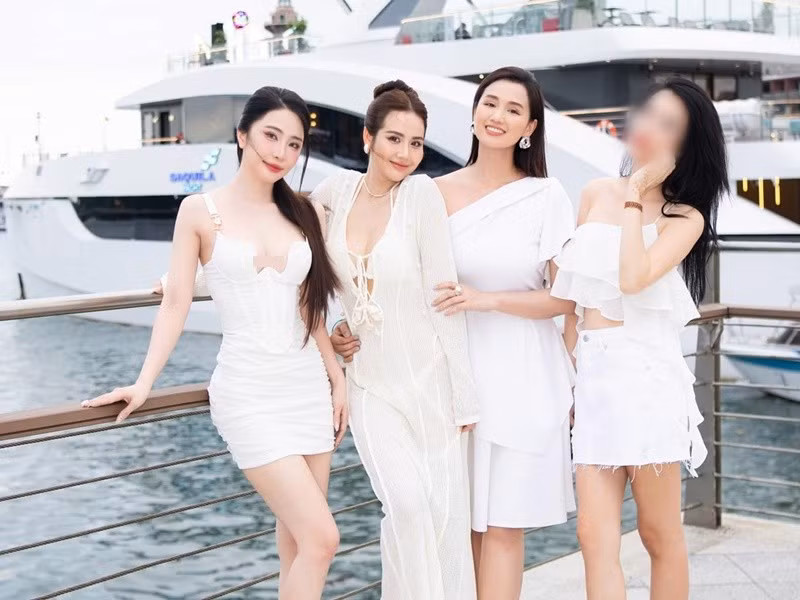 Khi rảnh rỗi, Quỳnh Nga thường xuyên tụ tập hội bạn thân gồm Việt Anh, Lã Thanh Huyền, Huyền Lizzie, Quỳnh Kool, Đình Tú. Ảnh: FB Quỳnh Nga.