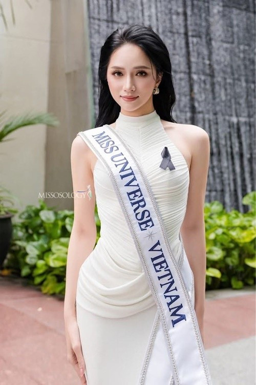 Hương Giang diện trang phục trắng thanh lịch trong ngày đầu tiên tham gia Miss Universe 2025. Ảnh: Missosology.