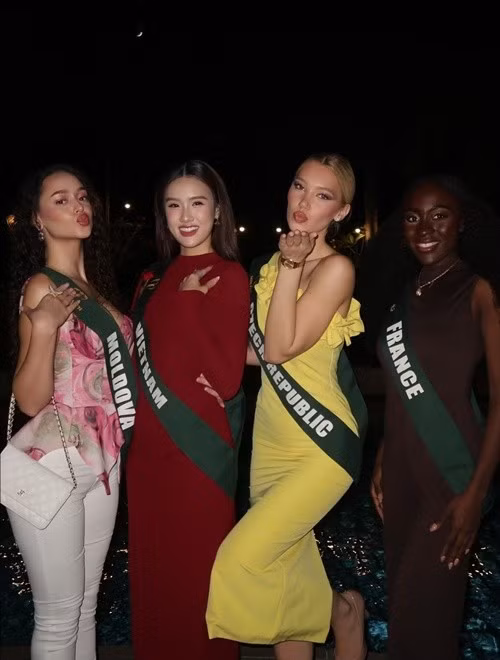 Natalie có mối quan hệ thân thiết với đại diện Việt Nam Trịnh Mỹ Anh (thứ hai bên trái) ở Miss Earth 2025. Ảnh: FB Natalie Puskinova.