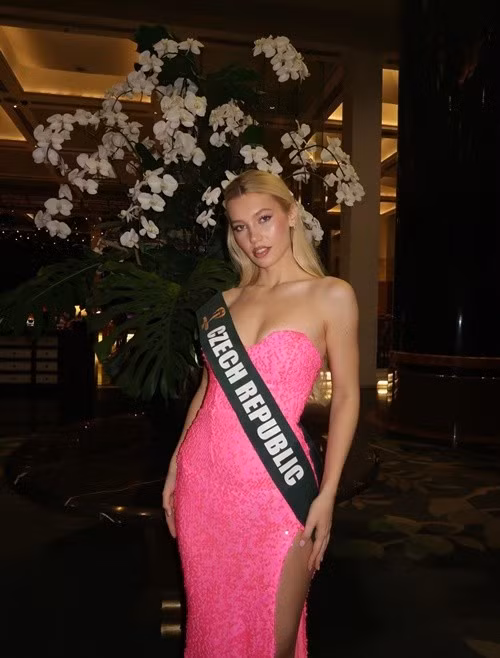 Natalie sở hữu nhan sắc xinh đẹp như búp bê cùng phong cách thời trang gợi cảm, tinh tế. Ảnh: FB Natalie Puskinova.