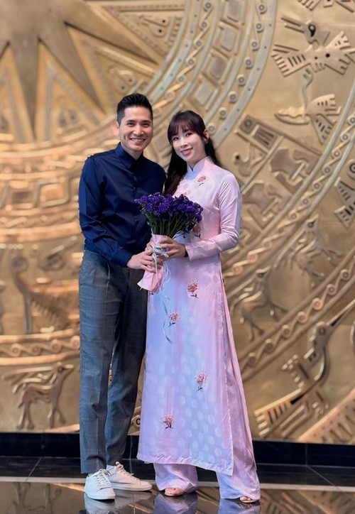 Quốc Khánh gắn bó với Anh Thư - người cũng làm việc ở VTV. Trên truyền thông, MC Ai là triệu phú gần như không chia sẻ về hôn nhân giữa anh và Anh Thư . Tuy nhiên, thi thoảng, Quốc Khánh vẫn nhắc đến vợ trên trang cá nhân. Tháng 12/2025, nam MC gửi lời chúc mừng sinh nhật đến bạn đời. Ảnh: FB Quốc Khánh.