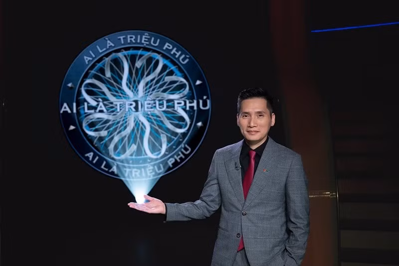 BTV Quốc Khánh làm MC Ai là triệu phú sau Đinh Tiến Dũng, nhà báo Lại Văn Sâm, Phan Đăng. Ảnh: VTV.