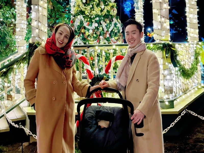 "Có thể mọi người sẽ ngạc nhiên là sao Hương đã vội đi làm khi vừa mới sinh em bé, nhưng thiết nghĩ được đi làm đẹp cho khách để yêu đời sau những stress mới, sau sinh sẽ giúp phụ nữ cân bằng cảm xúc tốt", Diễm Hương cho biết.