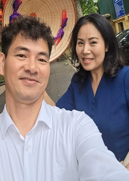 Xuân Bắc hài hước viết: "Hôm trước thì gặp "em gái" Biển, hôm nay lại gặp vợ ba - em Hồng. Hồi trước Núi còn có cam, có kẹo dừa, ga lăng phong sương từng trải nên Hồng mới theo. Giờ thì...Thôi kệ đi. Tóm lại số mình lận đận". Ảnh: FB Xuân Bắc.