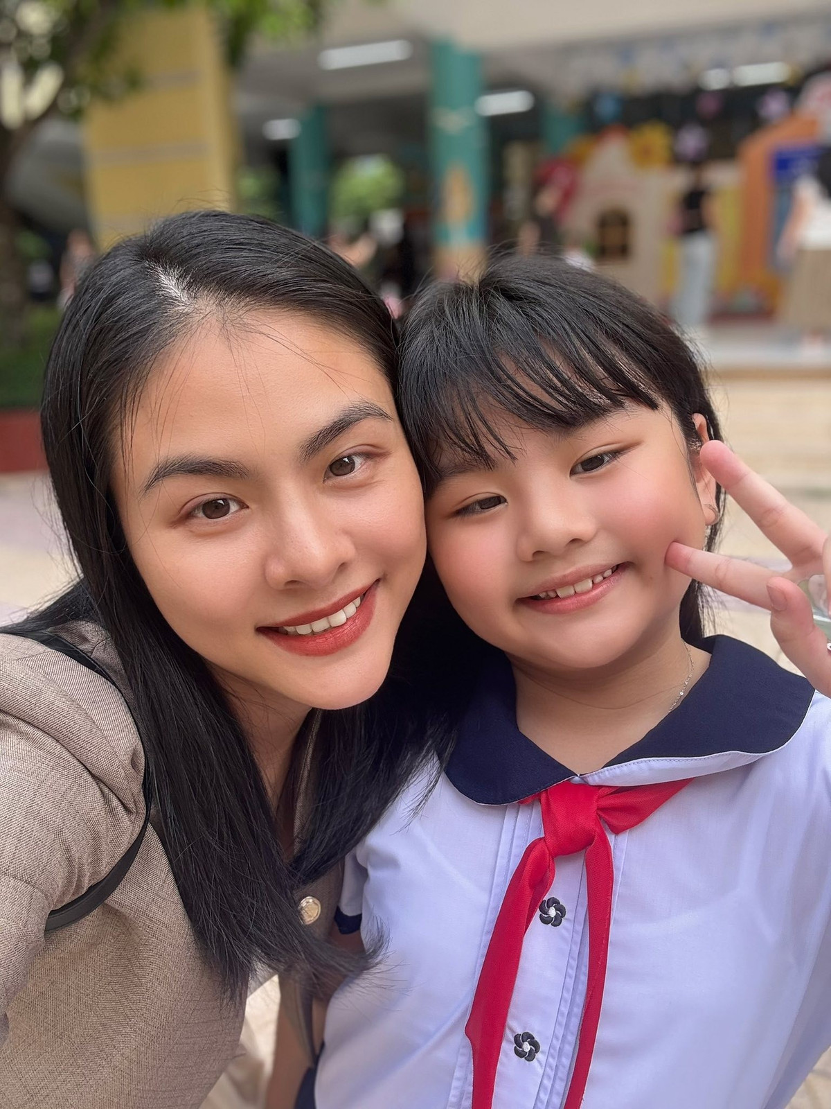 “Khối phụ huynh đưa khối tựu trường đi khai giảng trong niềm hân hoan”, Vân Trang viết. Ảnh: FB Vân Trang.