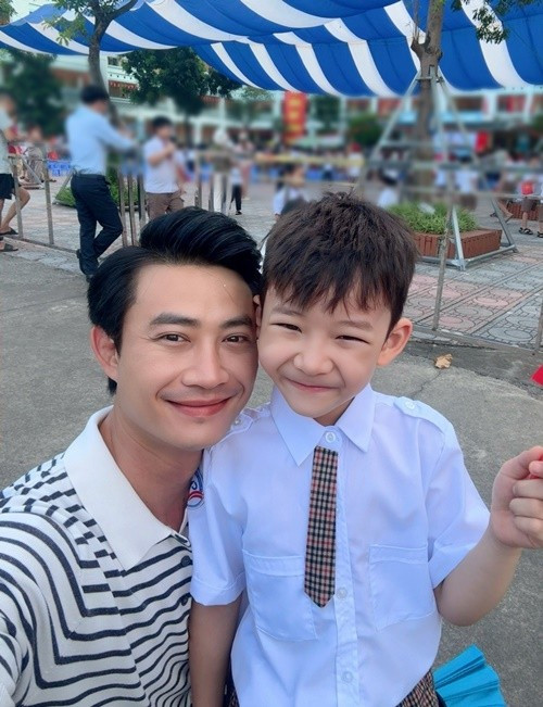 Diễn viên Tiến Lộc khoe ảnh đưa con trai đi khai giảng. “Đưa anh thanh niên của bố đi khai giảng”, Tiến Lộc viết. Ảnh: FB Tiến Lộc.