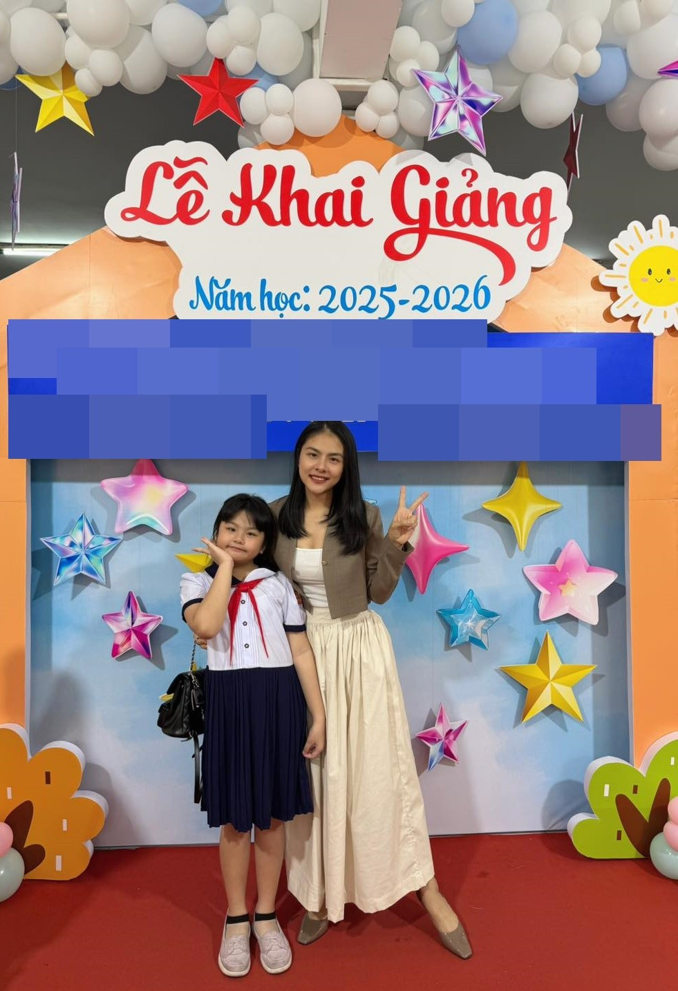 Diễn viên Vân Trang đưa con gái đầu lòng đi khai giảng. Ảnh: FB Vân Trang.